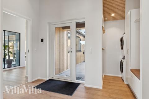 Den rymliga entrén i lyxstuga nr 660 i Vestjylland