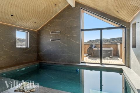 Den härliga poolen i lyxstuga nr 660 för 16 personer