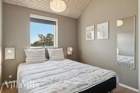 Ett av de 6 utmärkta sovrummen i lyxstuga nr 660 i Vestjylland.