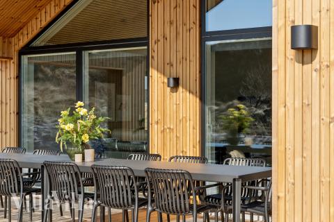 På terrassen i sommarhus nr 660 finns det plats för upp till 16 gäster.