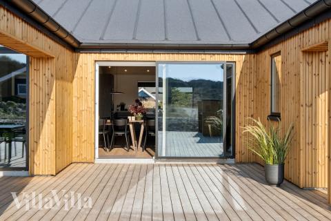 Stor terrass i lyxstuga nr 660 i Vestjylland.