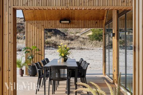 Njut av en grillkväll på terrassen i lyxstuga nr 660 i Vestjylland