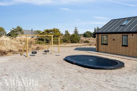 Den praktfulla poolstugan nr 660 med plats för 16 personer ligger i Vestjylland