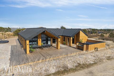 Den tjusiga sommarstugan nr 660 med gott om plats för upp till 16 personer