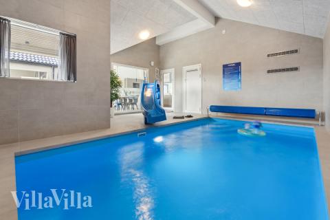 Sommarstuga 665 är inredd med en smakfull poolavdelning som har vattenrutschbana, ett stort inbyggt spapad och bastu