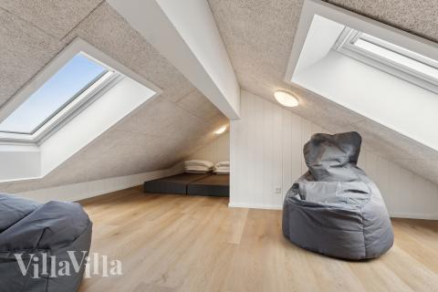 Några av de 14 sovplatserna finns på loftet i lyxstuga nr 665