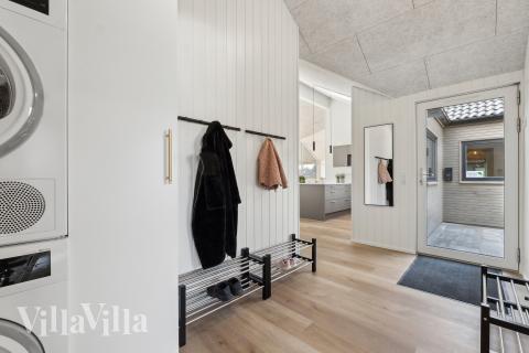 Den rymliga entrén i lyxstuga nr 665 i Fyn och öar