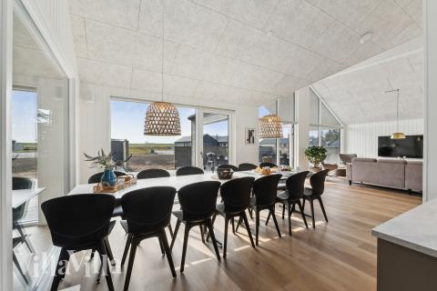 Vardagsrummet i lyxstuga nr. 665 har plats för 14 personer.