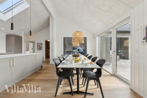 Ni kan sitta 14 personer tillsammans i vardagsrummet när ni besöker lyxhus nr 665 i Fyn och öar.