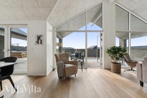 Det stora ljusa vardagsrummet i lyxstuga nr 665 för 14.