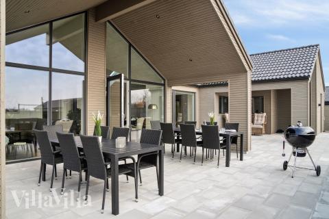 På terrassen i sommarhus nr 665 finns det plats för upp till 14 gäster.