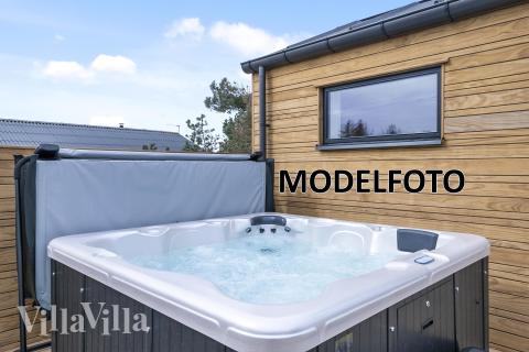 Njut av spabadets värme i lyxstuga nr 687 i Vestjylland