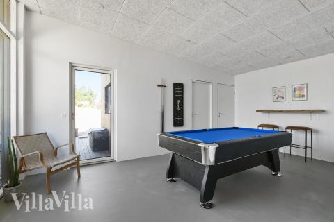 Lyxstuga 687 för 8 personer har ett stort aktivitetsrum med bl.a. biljard och dart