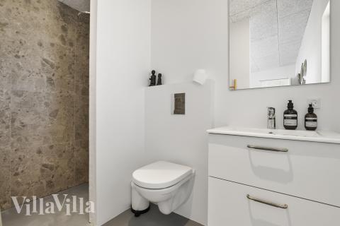 Lyxstuga nr 687 har ett duschrum för 8 personer.