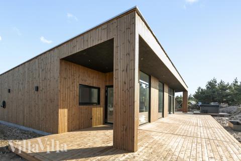 Lyxstuga nr 687 har en härlig terrass med sköna trädgårdsmöbler för 8 personer.