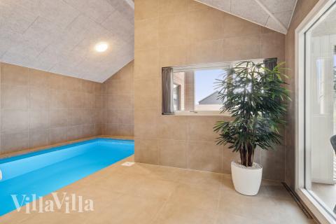 Den härliga poolen i lyxstuga nr 648 för 14 personer