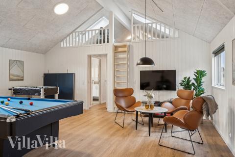Förutom de många timmar som du kan tillbringa i stugans poolavdelning erbjuder lyxstuga 648 även biljard, bordtennis och dart