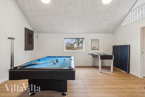 Lyxstuga 648 för 14 personer har ett stort aktivitetsrum med bl.a. biljard och dart
