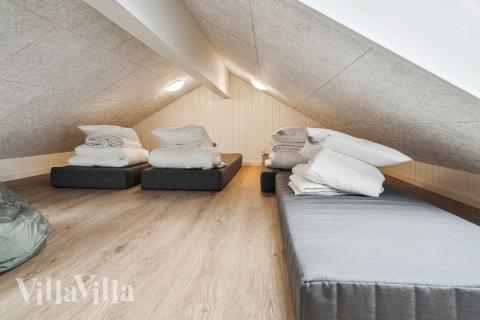 Några av de 14 sovplatserna finns på loftet i lyxstuga nr 648