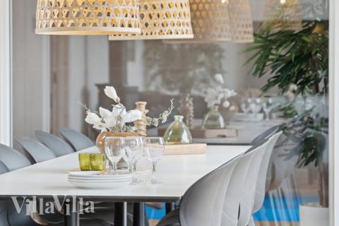 Det stora ljusa vardagsrummet i lyxstuga nr 648 för 14.