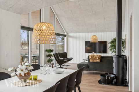 Vardagsrummet i lyxstuga nr. 648 har plats för 14 personer.