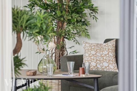 I soffhörnan i lyxstuga 648 i Fyn och öar kan ni spela brädspel eller titta på film tillsammans.