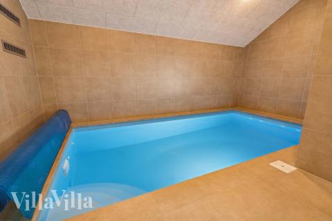 Sommarstuga 648 är inredd med en smakfull poolavdelning som har vattenrutschbana, ett stort inbyggt spapad och bastu