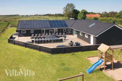 Den praktfulla poolstugan nr 602 med plats för 26 personer ligger i Nordjylland