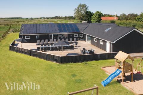 Den praktfulla poolstugan nr 602 med plats för 26 personer ligger i Nordjylland