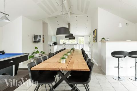 Vardagsrummet i lyxstuga nr. 602 har plats för 26 personer.