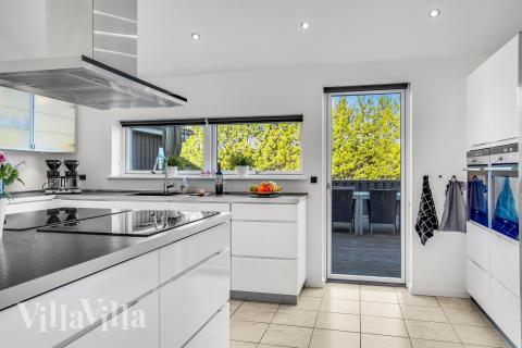 Köket i lyxstuga nr 602 är utrustat så att ni kan laga mat till 26 personer.