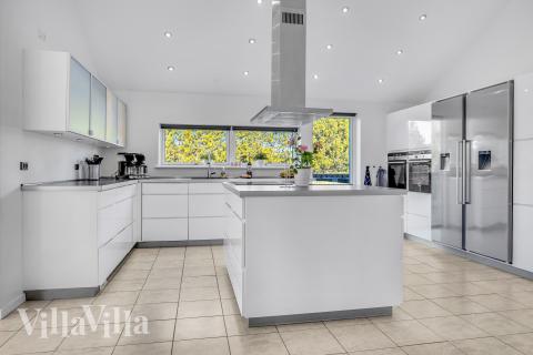 Köket i lyxstuga nr 602 är generöst inrett.