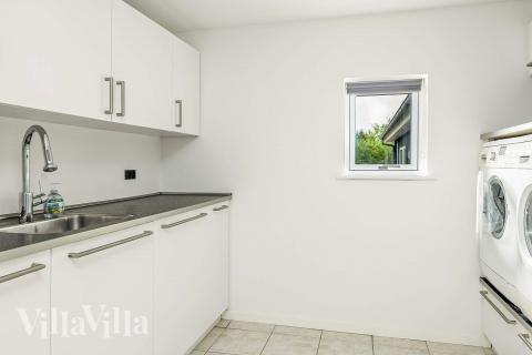 Den rymliga entrén i lyxstuga nr 602 i Nordjylland