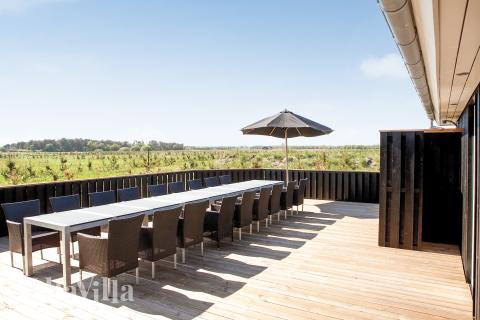 Lyxstuga nr 602 har en härlig terrass med sköna trädgårdsmöbler för 26 personer.