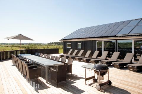 Njut av en grillkväll på terrassen i lyxstuga nr 602 i Nordjylland