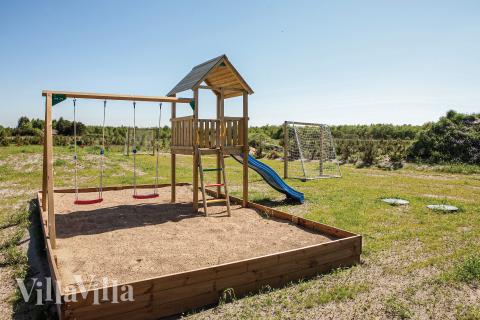 Till den trevliga sommarstugan nr 602 i Nordjylland erbjuds en mängd utomhusaktiviteter, t.ex. lektorn och gungor