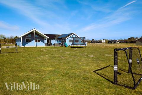 Till den trevliga sommarstugan nr 343 i Lolland/Falster/Møn erbjuds en mängd utomhusaktiviteter, t.ex. lektorn och gungor