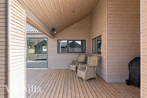 På terrassen i sommarhus nr 648 finns det plats för upp till 14 gäster.