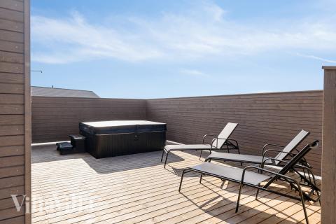 Njut av spabadets värme i lyxstuga nr 648 i Fyn och öar