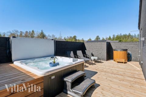 Njut av spabadets värme i lyxstuga nr 666 i Vestjylland