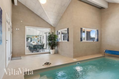 Sommarstuga 666 är inredd med en smakfull poolavdelning som har vattenrutschbana, ett stort inbyggt spapad och bastu