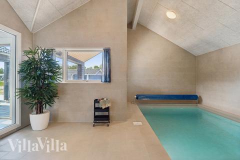 Den härliga poolen i lyxstuga nr 666 för 14 personer