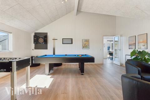 Lyxstuga 666 för 14 personer har ett stort aktivitetsrum med bl.a. biljard och dart