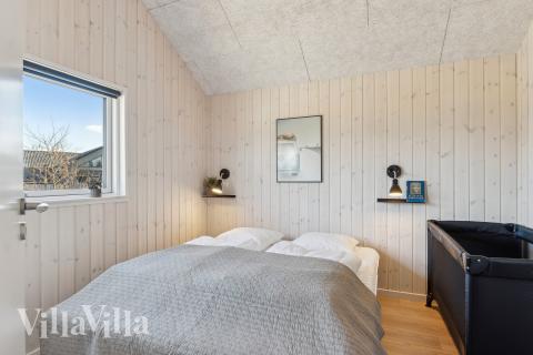 Ett av de 5 utmärkta sovrummen i lyxstuga nr 666 i Vestjylland.