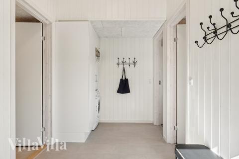 Den rymliga entrén i lyxstuga nr 666 i Vestjylland