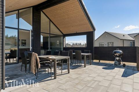 Njut av en grillkväll på terrassen i lyxstuga nr 666 i Vestjylland