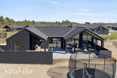 Den praktfulla poolstugan nr 666 med plats för 14 personer ligger i Vestjylland