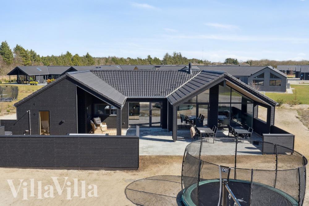 Den praktfulla poolstugan nr 666 med plats för 14 personer ligger i Vestjylland