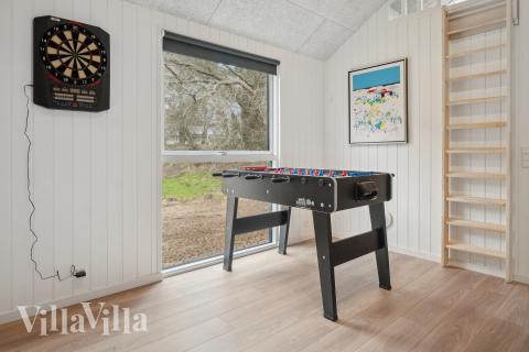 Tävla i sommarhusets aktivitetsrum när ni besöker lyxhus nr 622 i Bornholm.