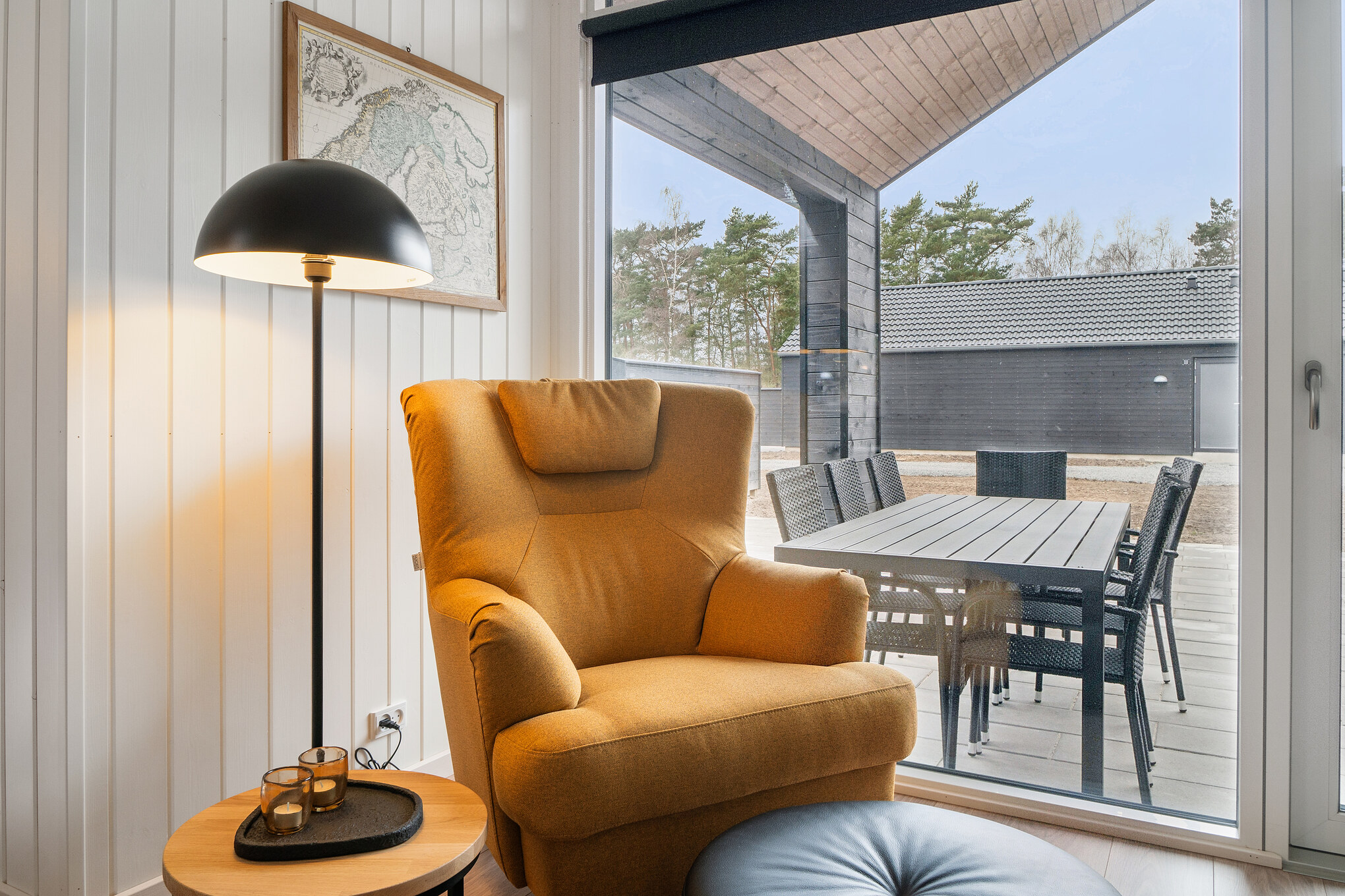 Det stora ljusa vardagsrummet i lyxstuga nr 622 för 18.
